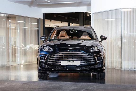 Aston Martin DBX 4 of 5