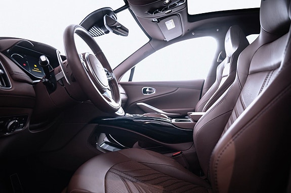 Aston Martin DBX 7 of 19