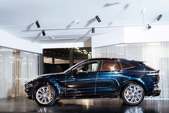 Aston Martin DBX 3 of 5