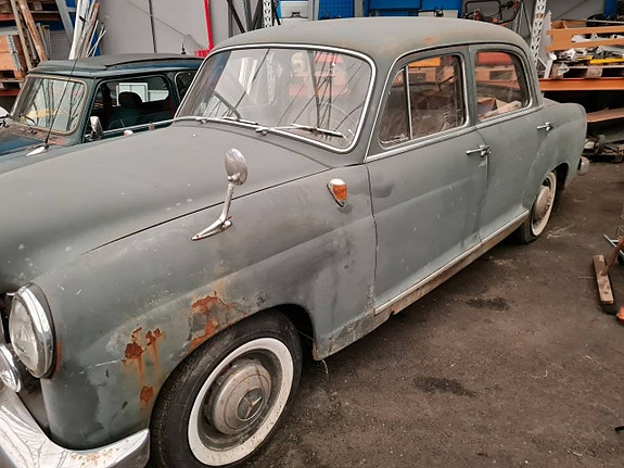 Mercedes-Benz 190 2 of 5