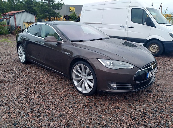 Tesla Model S 7 of 19