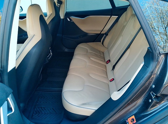 Tesla Model S 14 of 19