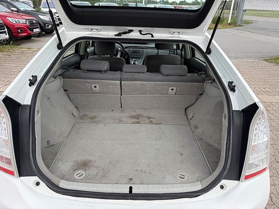 Toyota Prius 13 of 19