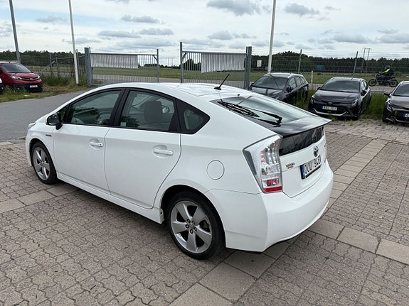 Toyota Prius 2 of 5