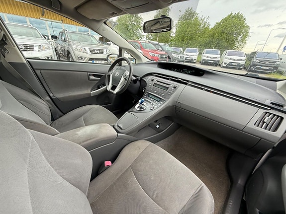 Toyota Prius 9 of 19