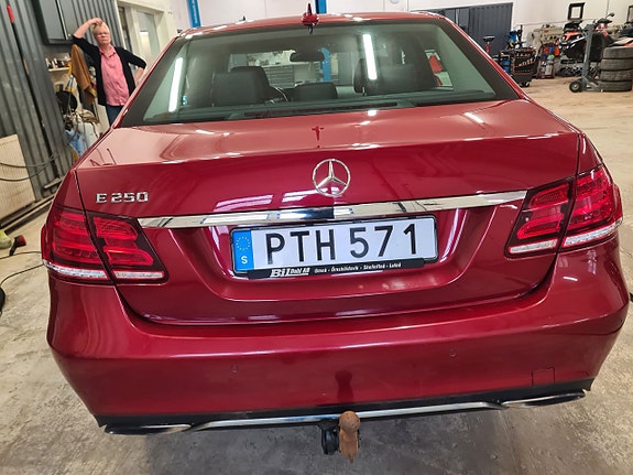 Mercedes-Benz E250 3 of 4