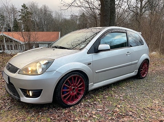 Ford Fiesta 2 of 5