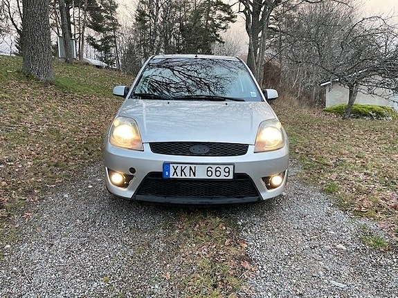Ford Fiesta 3 of 5