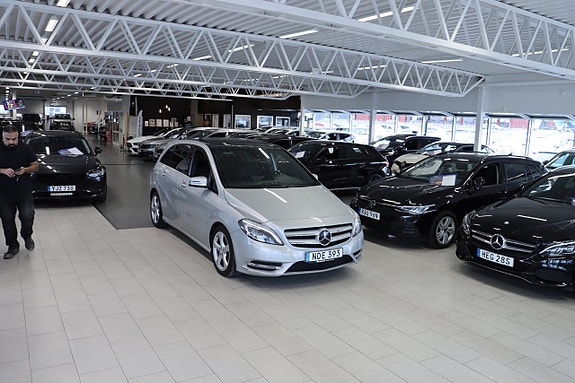 Mercedes-Benz B200 3 of 26