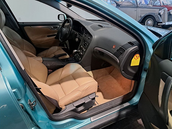 Volvo V70 10 of 16