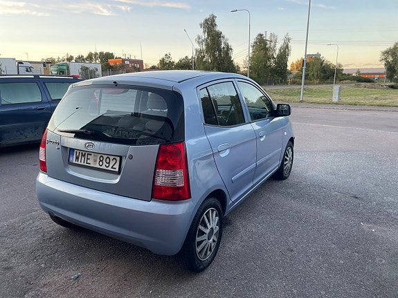 Kia Picanto 7 of 15