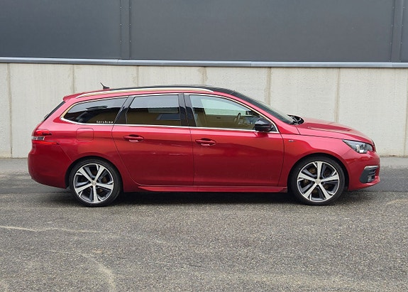 Peugeot 308 2 of 5