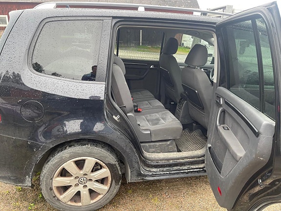 Volkswagen Touran 3 of 5