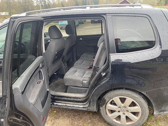 Volkswagen Touran 4 of 5