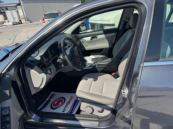Mercedes-Benz C200 16 of 30