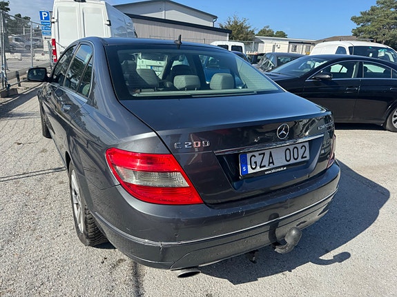 Mercedes-Benz C200 28 of 30