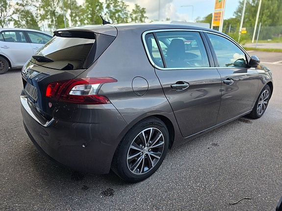 Peugeot 308 4 of 9