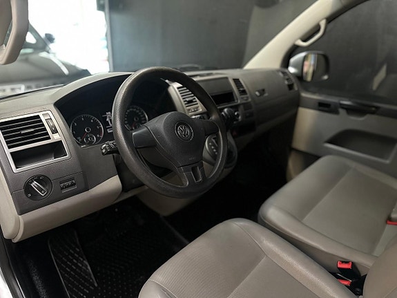 Volkswagen Caravelle 8 of 22