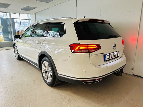 Volkswagen Passat Alltrack 3 of 5