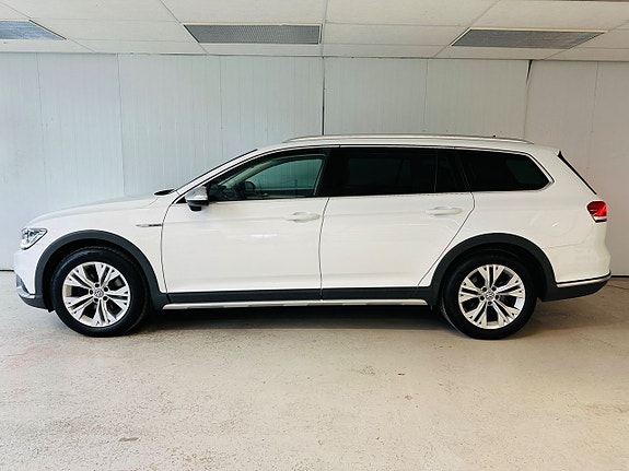 Volkswagen Passat Alltrack 2 of 5
