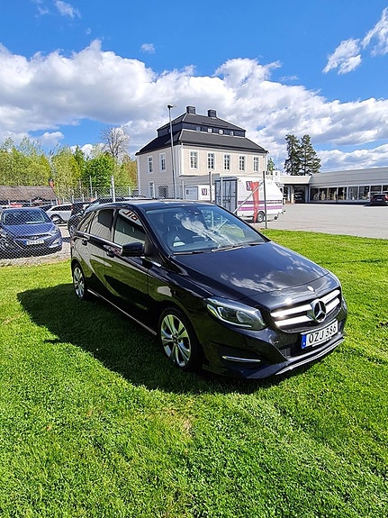 Mercedes-Benz B180 d 2 of 5