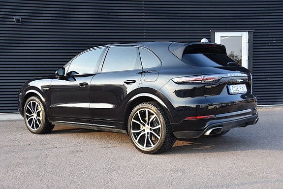 Porsche Cayenne 3 of 22