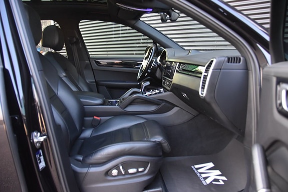 Porsche Cayenne 9 of 22
