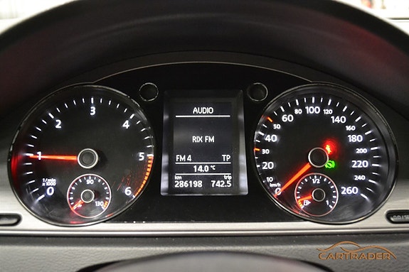 Volkswagen Passat 13 of 19