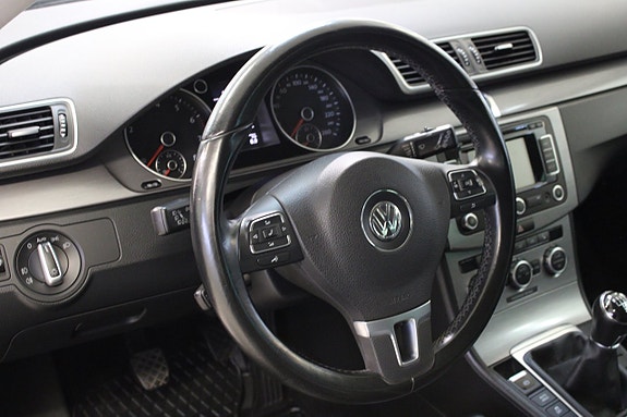 Volkswagen Passat 10 of 15