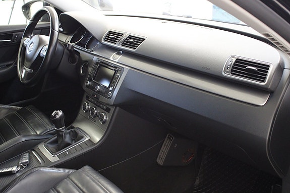 Volkswagen Passat 9 of 15
