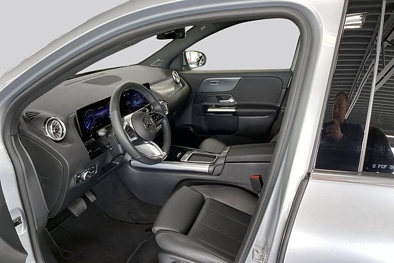 Mercedes-Benz EQA250+ 8 of 17