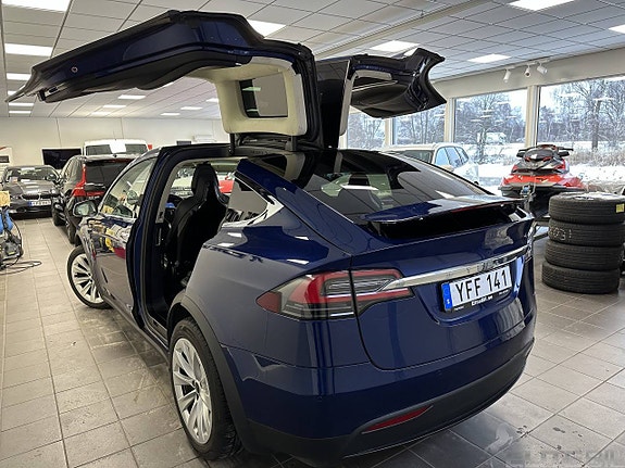 Tesla Model X 3 of 5