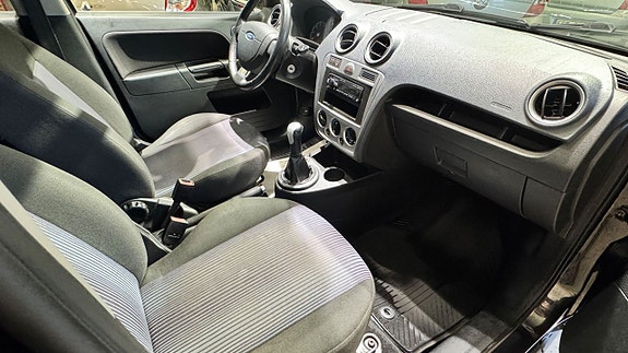 Ford Fusion 13 of 18