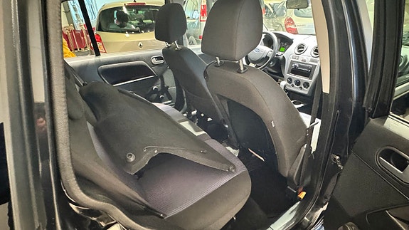 Ford Fusion 14 of 18
