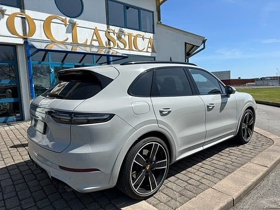 Porsche Cayenne Turbo 5 of 5