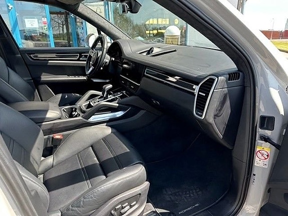 Porsche Cayenne Turbo 11 of 28
