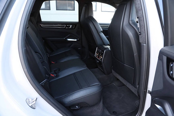 Porsche Cayenne Turbo 26 of 28