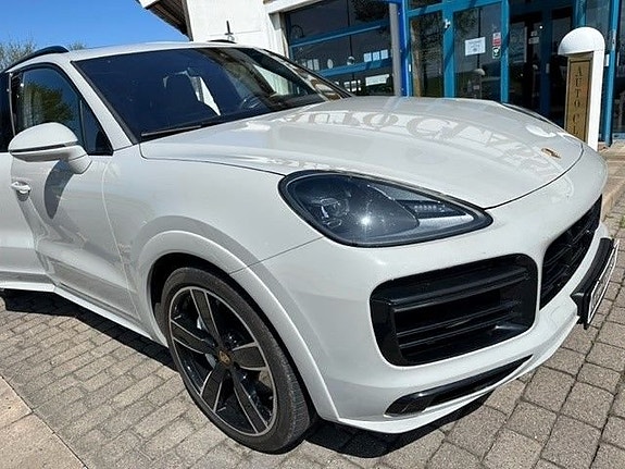 Porsche Cayenne Turbo 8 of 28