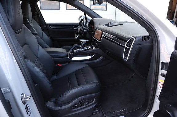 Porsche Cayenne Turbo 24 of 28