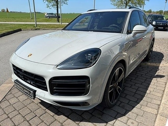 Porsche Cayenne Turbo 3 of 5