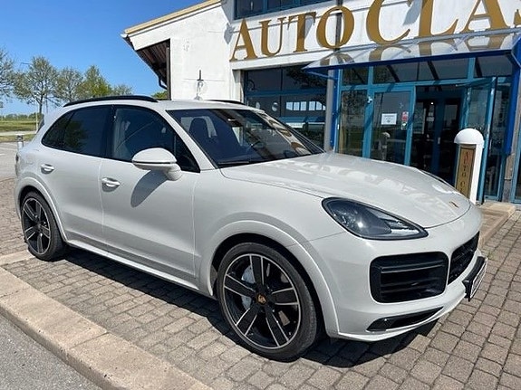 Porsche Cayenne Turbo 2 of 5