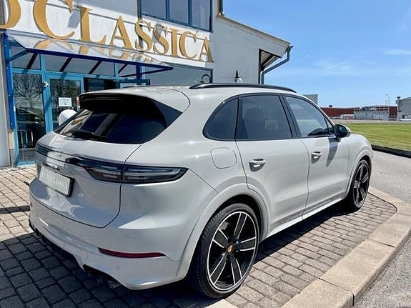 Porsche Cayenne Turbo 4 of 5