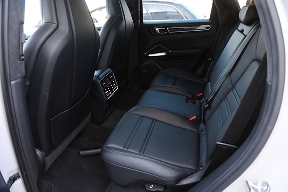 Porsche Cayenne Turbo 21 of 28