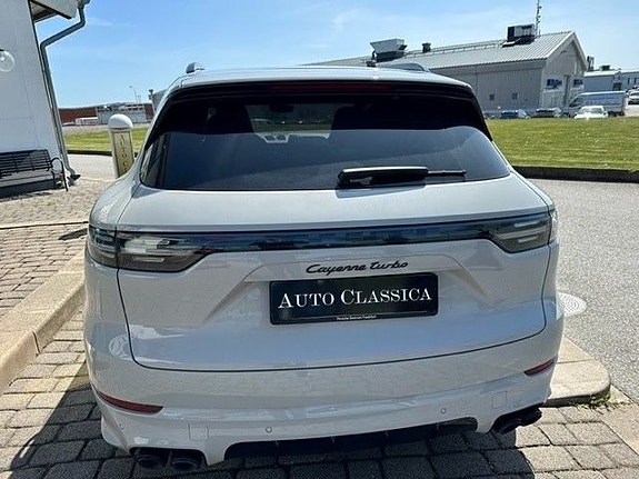 Porsche Cayenne Turbo 9 of 28