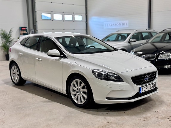 Volvo V40 2 of 12