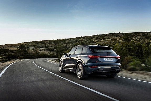 Audi e-tron 2 of 5