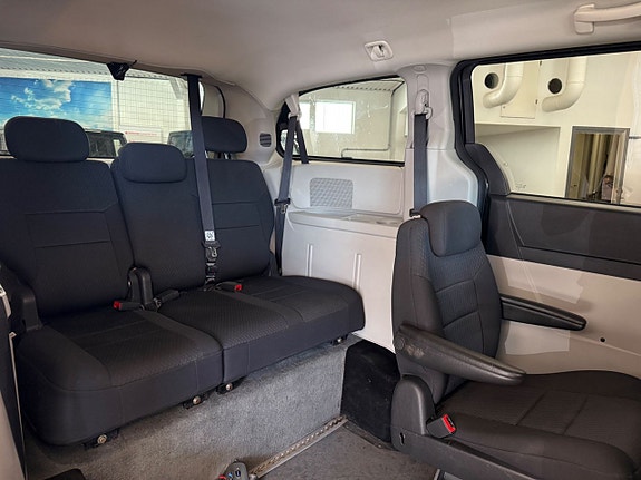 Dodge Grand Caravan 8 of 20