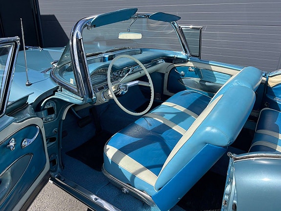 Oldsmobile Ninety-Eight 16 of 25