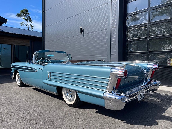 Oldsmobile Ninety Eight 3 of 5