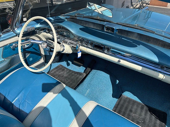 Oldsmobile Ninety-Eight 23 of 25